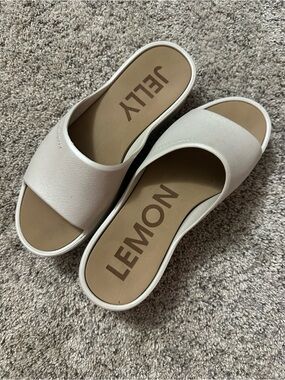 Lemon Jelly Sunny platform slides in White / Warm Grey. Size 39.